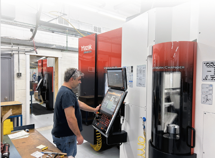 Ingénieur chez Chick Machine Co travaillant sur un centre Mazak